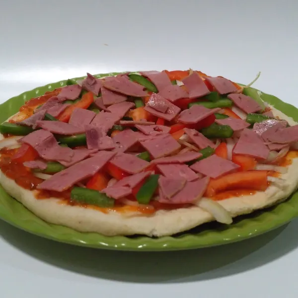 Beri potongan paprika merah hijau & smoked beef.