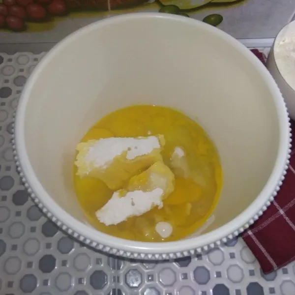 Dalam wadah, masukan gula halus, margarin dan telur, mixer hingga mengembang