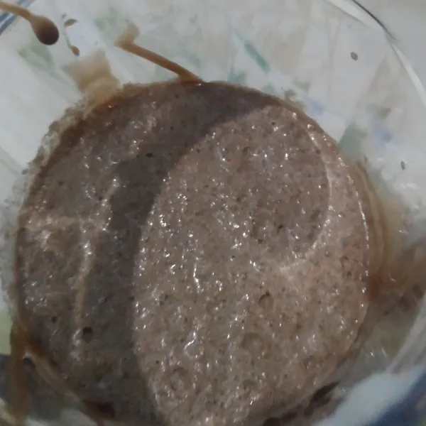 Siapkan blender. Masukan es batu secukupnya. Masukan susu 100ml (yang 50ml lagi sisihkan). Masukan Oreo 3 keping. Sesudah di blender masukan ke gelas.
