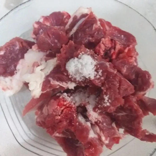 Potong-potong daging kambing, lumuri dengan garam, biarkan kira-kira 10 -15 menit