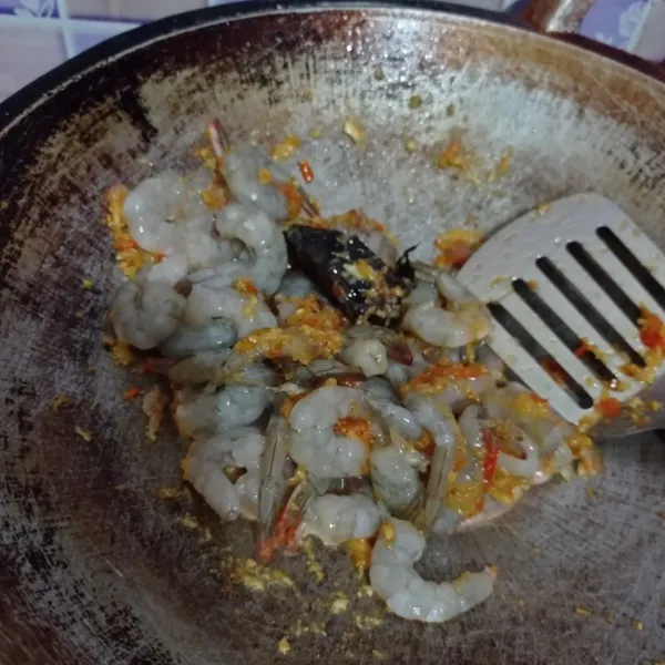 Masukkan udang, aduk rata. Masak sampai udang berubah warna.