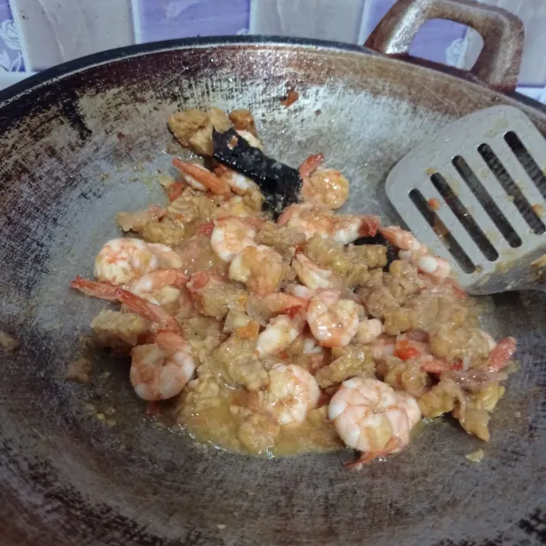 Masukkan tempe, aduk rata. Masak sampai bumbu meresap dan kuah mengental. Angkat.