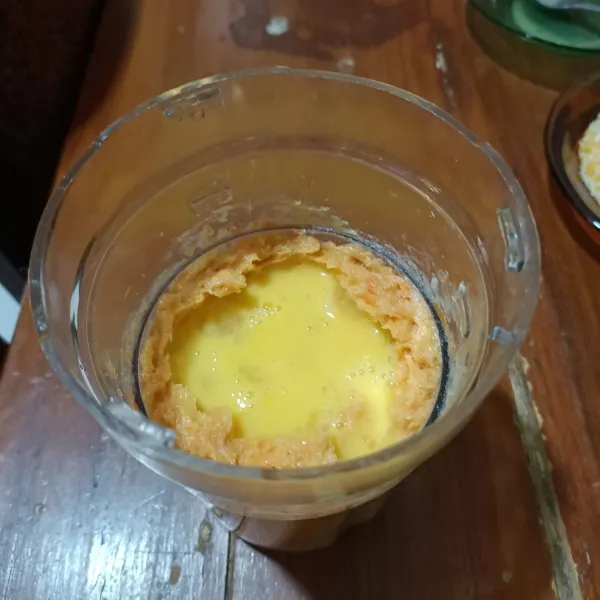 Masukan telur, aduk hingga rata