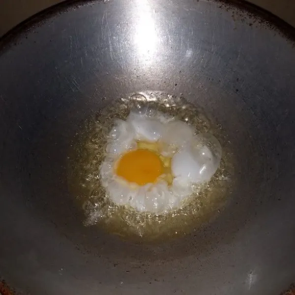 Panaskan minyak goreng. Ceplok telur, taburkan sedikit garam. Goreng hingga matang.