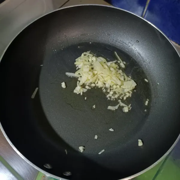 Tumis bawang putih dan bawang bombay dengan minyak zaitun