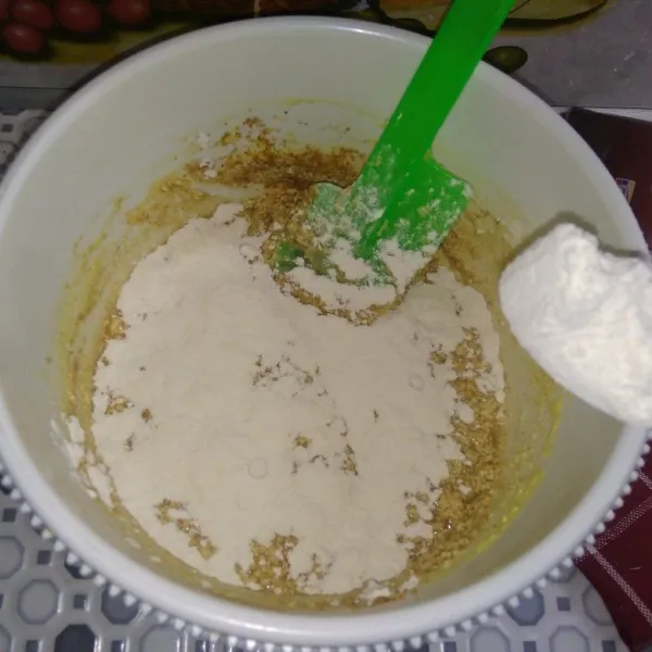Masukan tepung yang yang sudah diayak tadi, masukan sedikit demi sedikit sambil diaduk rata