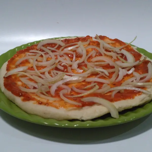 Beri irisan bawang bombay.