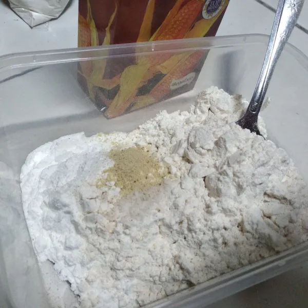 Masukan ke dalam wadah tepung terigu, tepung maizena, garam, merica bubuk dan kaldu bubuk. Campur hingga rata, lalu sisihkan 4 sdm kedalam wadah lain.
