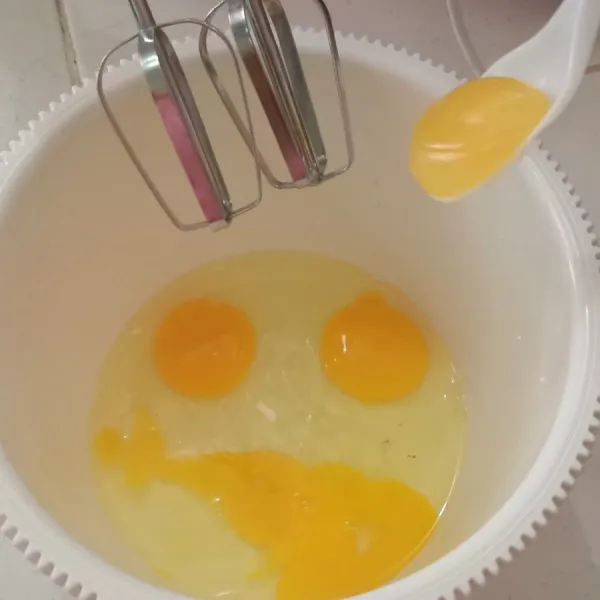 Mixer sp dan telur hingga mengembang