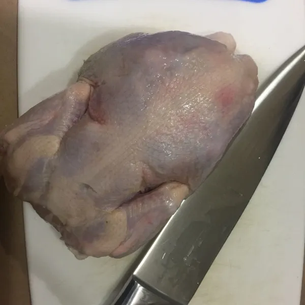 Siapkan ayam utuh yang sudah dibuang kepala dan kakinya