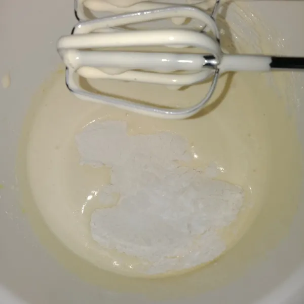 Saat sudah mengembang masukan tepung, vanili, garam dan aduk perlahan menggunakan spatula hingga tercampur rata
