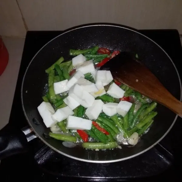 Masukkan air dan putih telur.