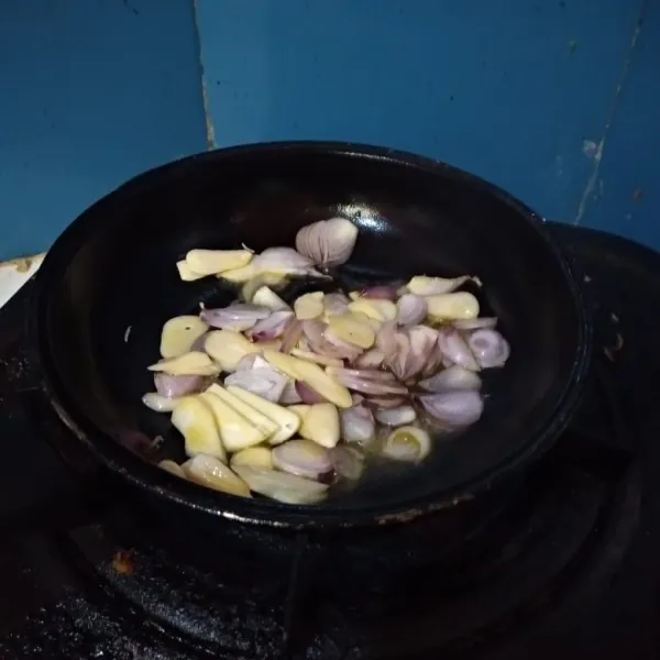 Tumis menggunakan margarin hingga layu dan harum