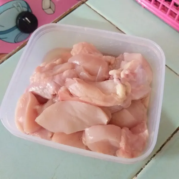 Bersihkan dada ayam, rebus hingga matang. Jika ingin ayam lebih juicy (berair) dapat dikukus.
