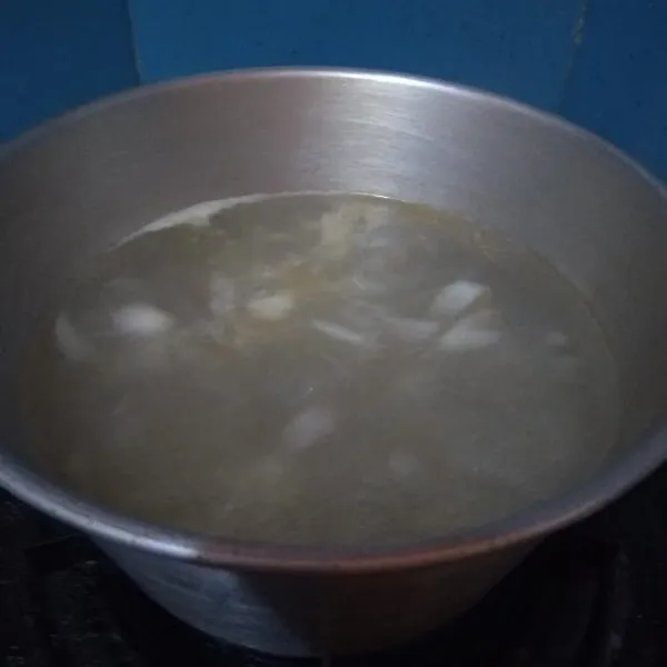 Masukan ke dalam air, rebus hingga mendidih