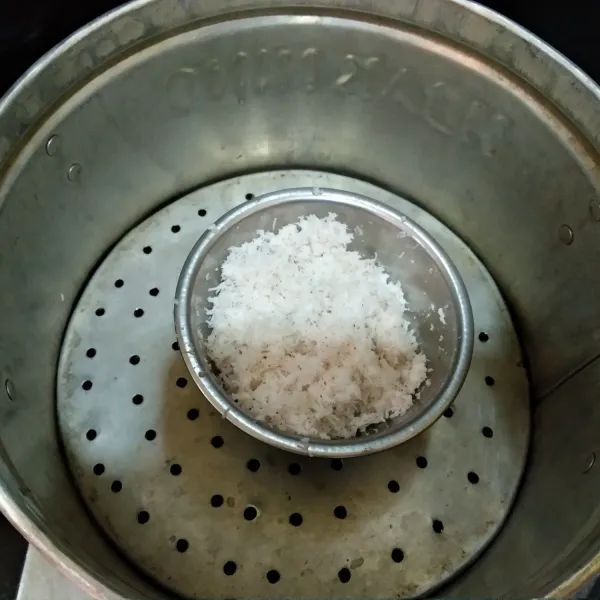 Campur kelapa parut dan garam kemudian kukus selama 10 menit. Sisihkan