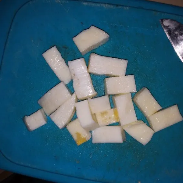 Kukus putih telur hingga matang. Angkat kemudian pototng dadu