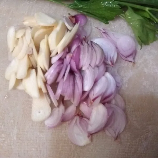 Siapkan irisan bawang putih dan bawang merah
