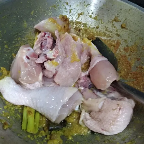 Masukan ayam, aduk hingga bumbu tercampur rata. Tambahkan air.