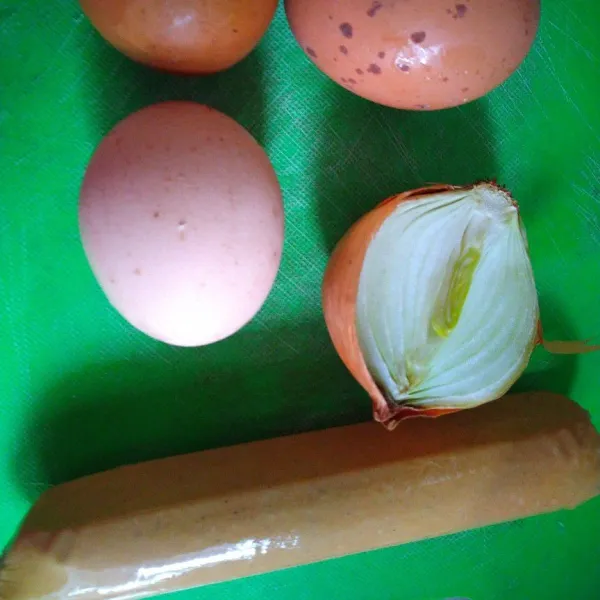 Siapkan bahan, lalu kocok telur hingga tercampur rata