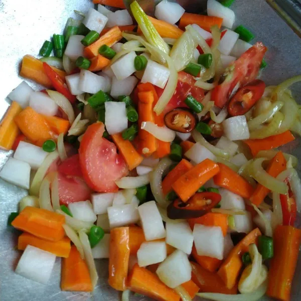 Tumis sayur yang sudah dipotong dadu