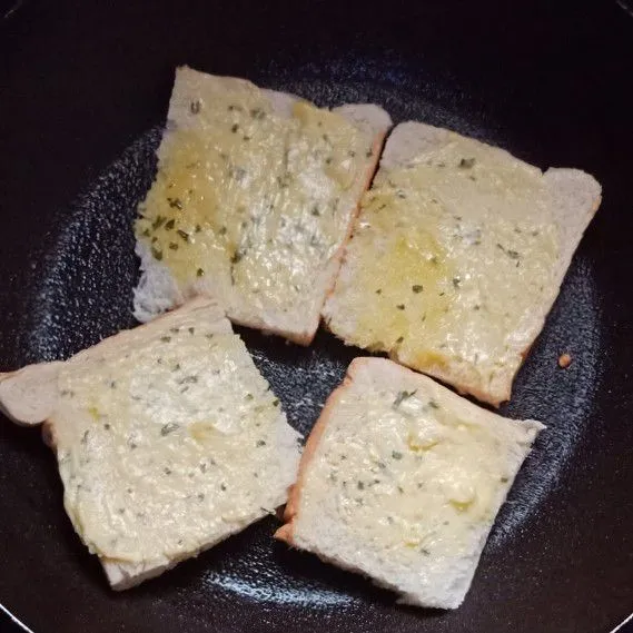 Panggang roti di teflon hingga keemasan di kedua sisi dan sajikan dengan saos sambal kesukaan.