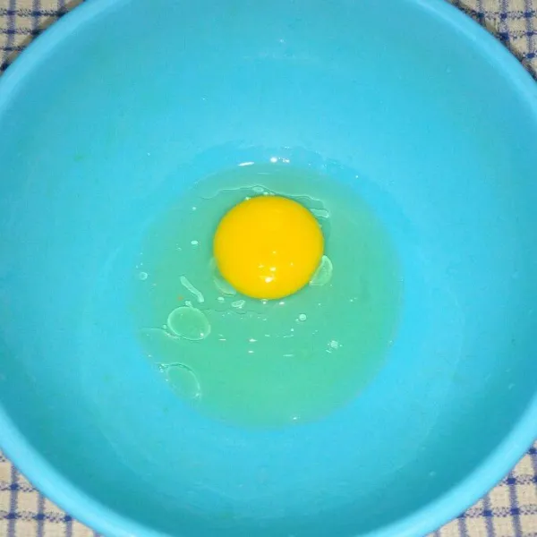 Campur telur dan minyak goreng, kocok sampai tercampur rata