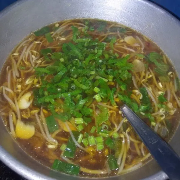 Setelah itu matikan api. Masukan daun bawang dan daun seledri yang sudah dipotong-potong