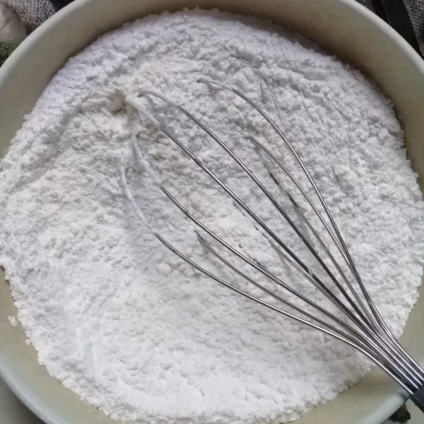Masukkan tepung terigu dan tepung beras ke dalam satu wadah. Aduk-aduk sampai merata.
