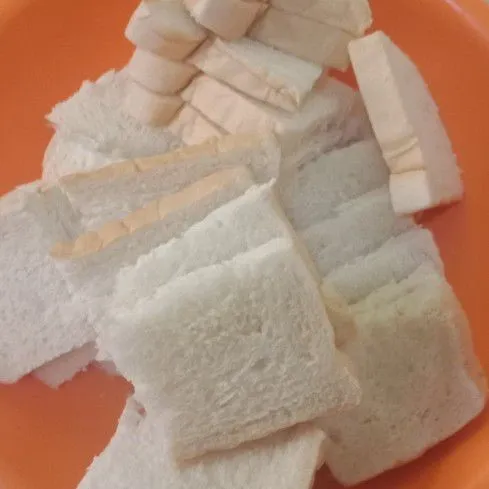 Potong roti tawar menjadi 4 bagian.