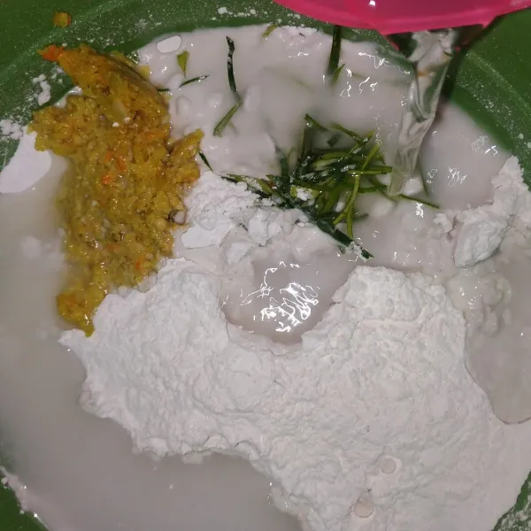 Masukan tepung beras, bumbu halus dan irisan daun jeruk dan air secukupnya kedalam 1 wadah lalu aduk hingga rata tambahkan garam  dan kaldu bubuk