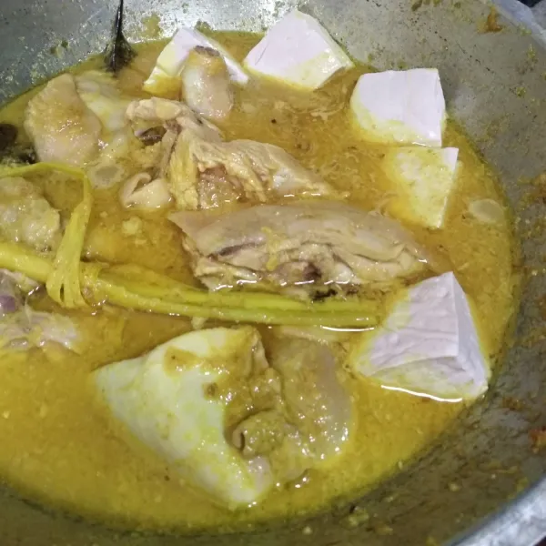 Masukan tahu dan biarkan hingga ayam dan tahu matang.