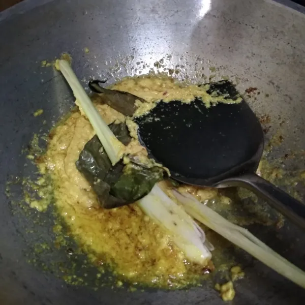 Haluskan bawang merah, bawang putih, ketumbar, kunyit, kemiri, dan jahe lalu tumis dengan sedikit minyak. Masukan daun salam, lengkuas dan serai. Tunggu hingga bumbu matang.