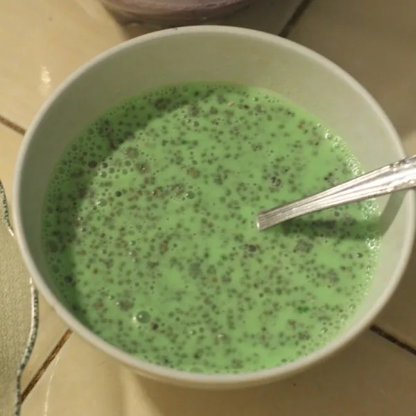 Tuang chia seed, madu dan pasta pandan, aduk rata.