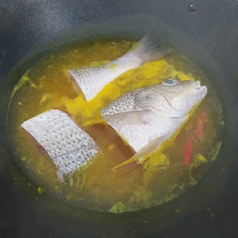 Masukkan ikan. masak sampai ikan matang. Jangan sering diaduk supaya ikan tidak hancur.
