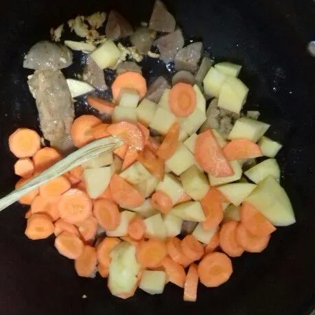 Masukan wortel dan kentang, aduk rata