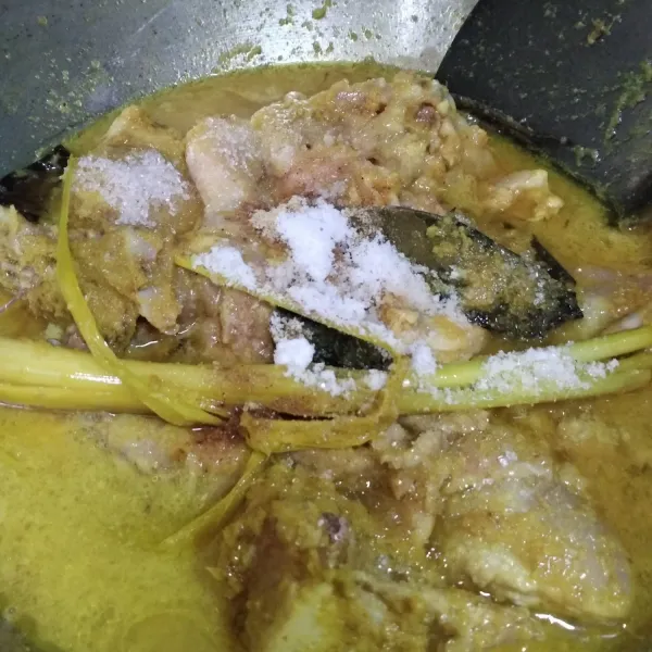 Tambahkan garam, gula, kaldu bubuk dan merica. Biarkan ayam setengah matang.