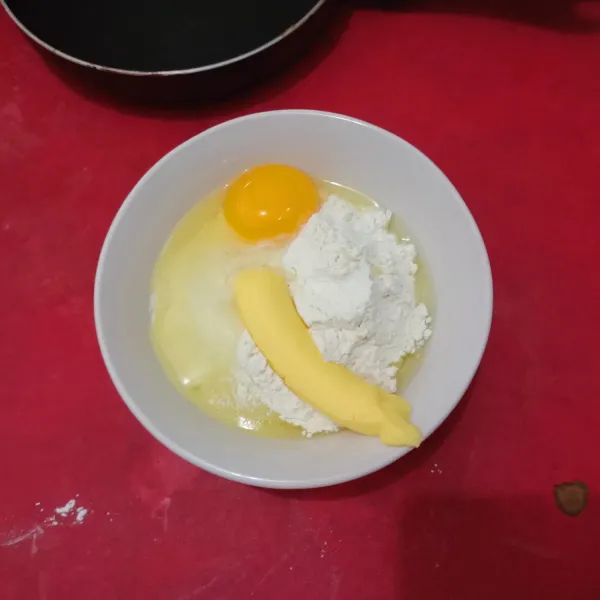 Campur  telur, mentega dan tepung terigu untuk pembuatan kulitnya