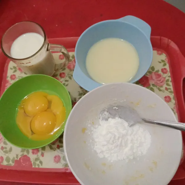 Untuk fla, masukan kuning telur, SKM, maizena serta susu cair masak hingga matang