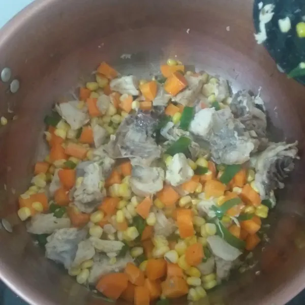 Masukkan ayam, garam, lada, dan rempah-rempah. Masak hingga setengah matang. Lalu masukan sayuran yang telah dipotong-potong selama kurang lebih 3 menit.