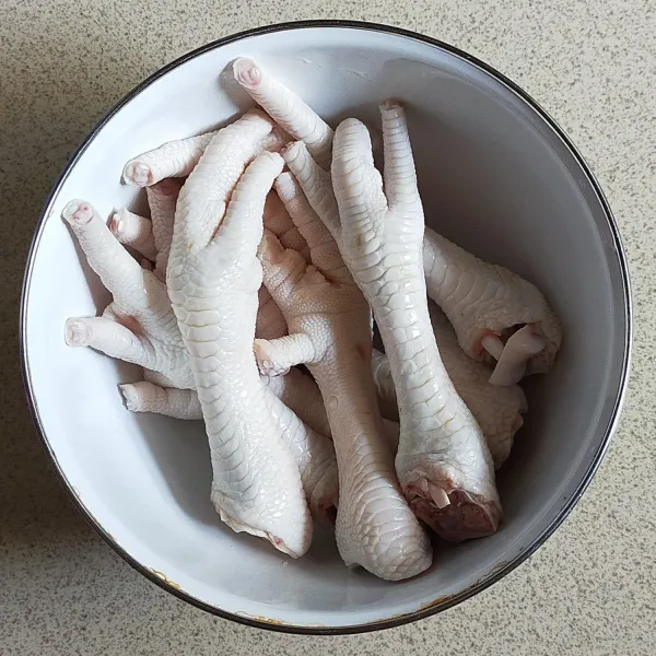 Cuci bersih ceker yang sudah dibuang kulit dan kukunya.