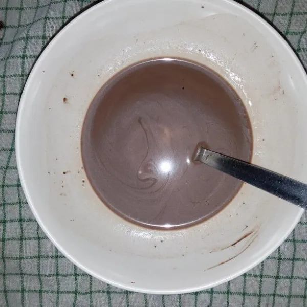 Seduh susu kental manis coklat dan milo bubuk dengan air hangat. Aduk hingga tidak bergerindil. Sisihkan.