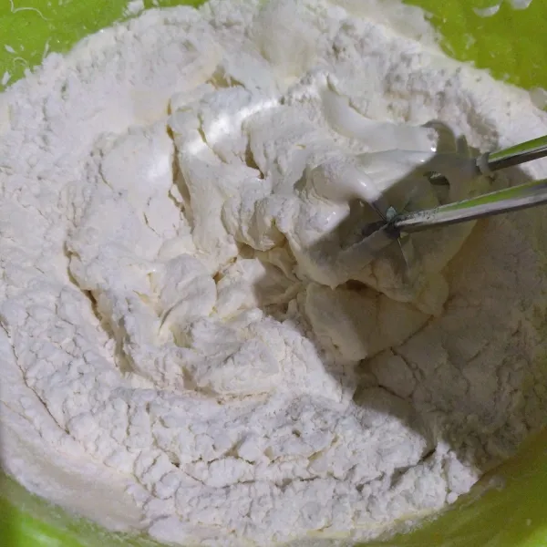 Masukan tepung dan baking powder yang sebelumnya sudah diayak terlebih dahulu. Lalu mixer sebentar saja.