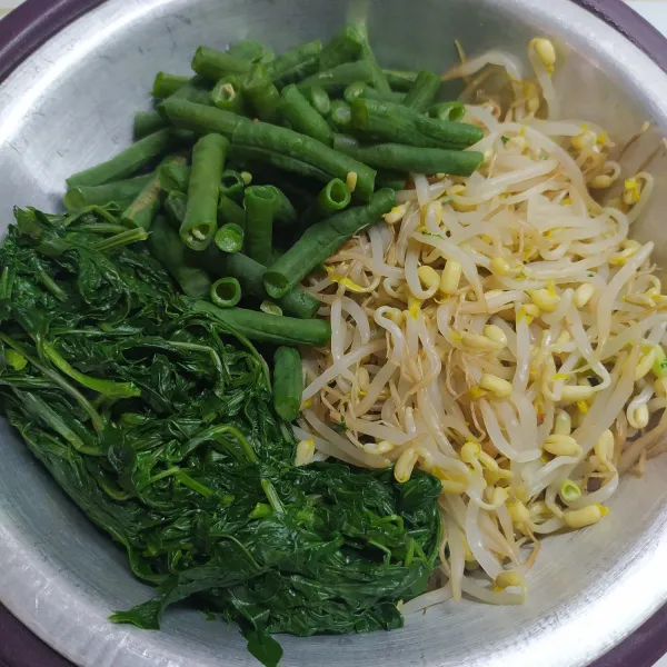 Rebus semua sayuran sampai matang, tiriskan. Peras daun kenikir kemudian iris daun kenikir. Campur semua sayuran dengan bumbu urap. Siap disajikan.