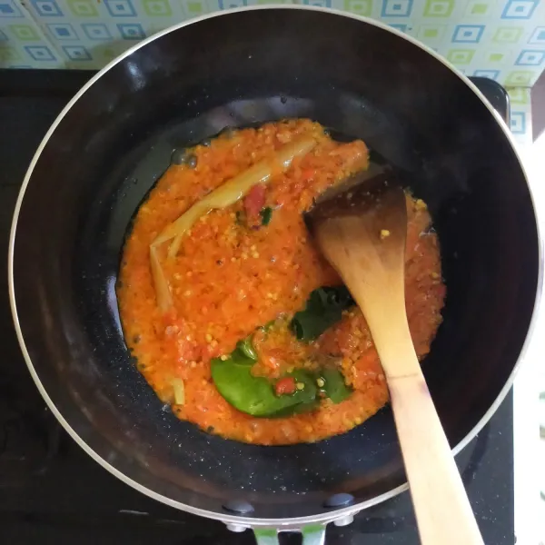 Siapkan wajan. Tumis bumbu halus, daun salam, daun serai dan daun jeruk dengan 3 sdm minyak goreng hingga harum.