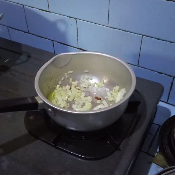 Panaskan olive oil. Tumis bawang sampai harum.