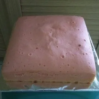 Setelah matang, angkat biarkan hangat lepas dari loyang. Biarkan dingin, hias dengan buttercream sesuai selera