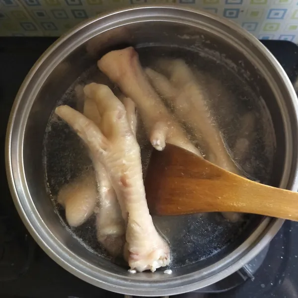 Kemudian rebus ceker dengan 300 ml air, kurang lebih 15 menit lalu angkat dan tiriskan.