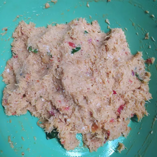 Campur ulegan bumbu dan kelapa parut. Aduk sampai rata sambil koreksi rasa.
