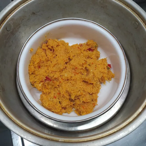 Kukus bumbu urap sekitar 20 menit sampai matang. Sisihkan.